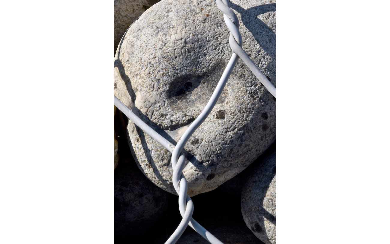 L'enfer du gabion 2-l'espoir d'une ruse- Les pierres du chemin -Photo J Lamy-2019- S portfolio. Oeil souligné d'une ombre comme d'un maquillage oeil de biche, bouche barrée d'un noeud de grillage.