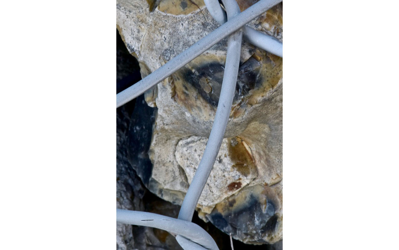 La sidération du visage fait hésiter: homme ou animal ? L'enfer du gabion 18-homme ou animal- les pierres du chemin-Photo J Lamy 2019.