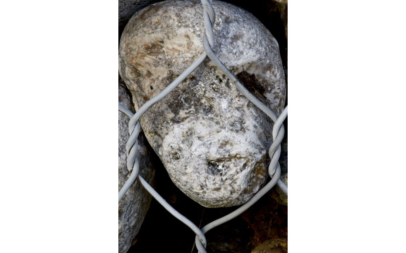 L'enfer du gabion 3- L'enclos-Les pierres du chemin-Photo J Lamy 2019 - S portfolio. Evocation de concentration.