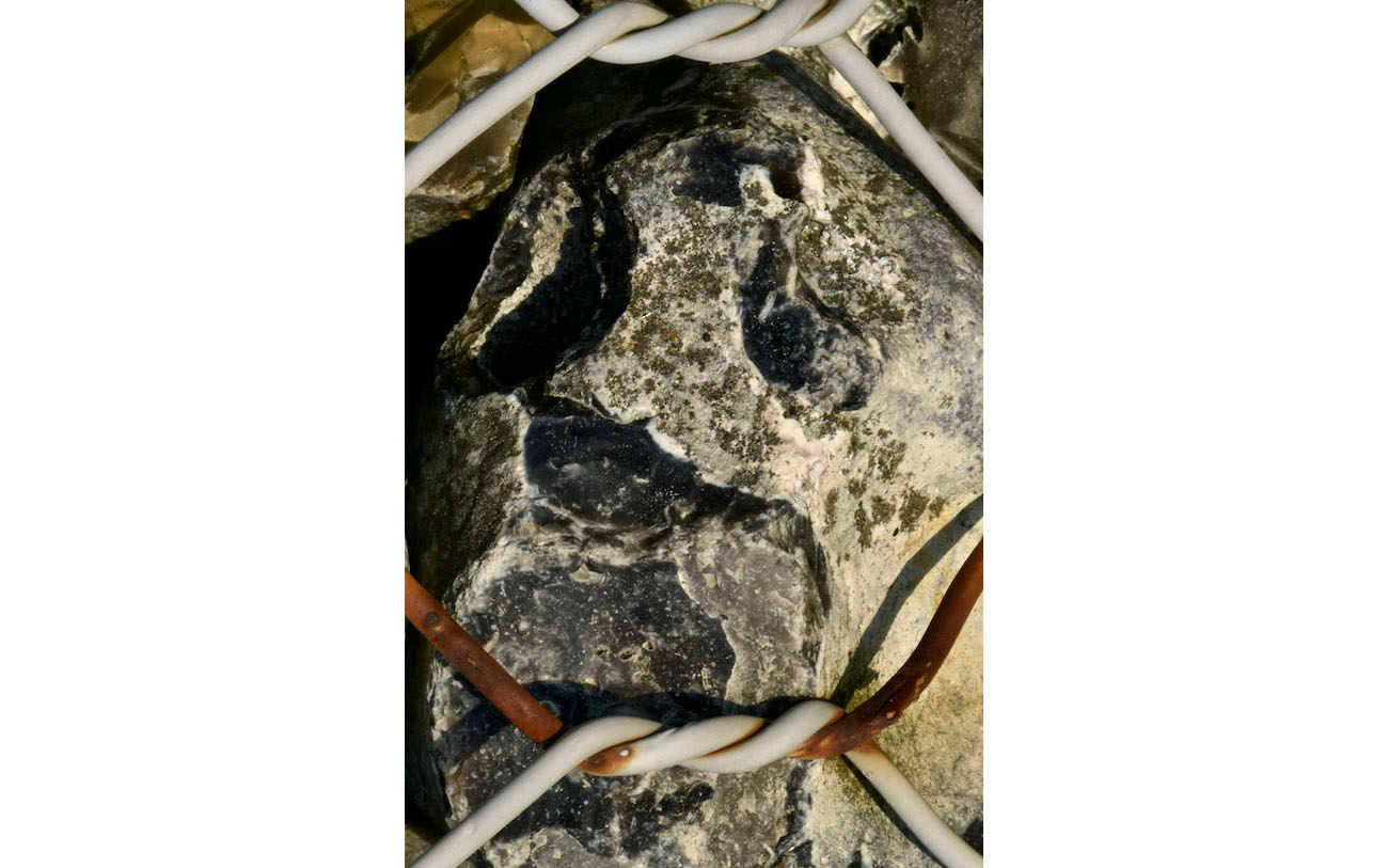 L'enfer du gabion 10-Parole muette- Photo J Lamy-2019- S Portfolio. L'enfermement semble de toute éternité. Le grillage rouillé réintroduit ainsi la durée, le temps de l'histoire, contraste avec la sidération.